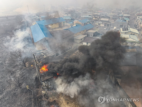 경북 의성군 대형 산불 발생 사흘째인 24일 산불 현장에 인접한 의성군 옥산면 입암리 한 마을 민가에 불씨가 옮겨붙으며 불이 나고 있다. 연합뉴스